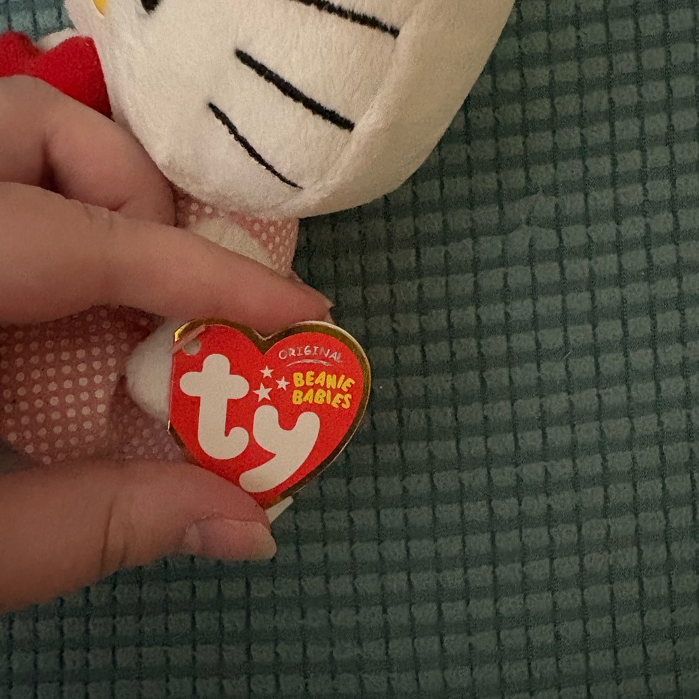 NWT Ty HELLO KITTY Pink/White Spotted Dress & Bow Holding Heart Beanie Baby 6” - Picture 4 of 6